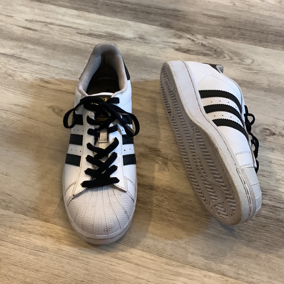 Adidas white and black men’s Superstar tennis shoes size 8.5 - Picture 2 of 5